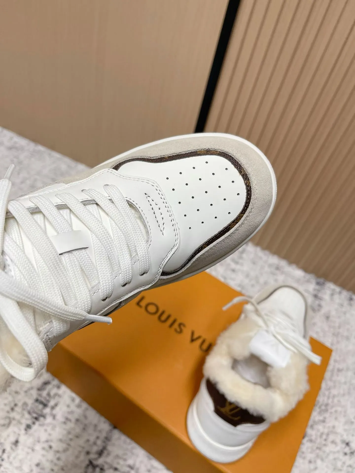 Men's shoes pP700! Top version Louis Vuiton Louis Vuitton sneakers casual shoes wool style‼ ️ LV Trainer sneakers are a classic idea inspired by retro basketball shoes by designer Virgil Abloh. This time, they are spliced ​​with smooth cow leather and Monogram embossed grained cow leather, and are embellished with Monogram flowers on the rubber outsole, reflecting a striking jump in one color! Fabric: Original imported first-layer cowhide Lining: Warm wool lining Bottom thickness: about 3cm Size: 35-41